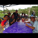 Auf diese Gruppe aus Indonesien, die auf religiöser Studienfahrt in Malaysia ist, trafen wir während einer Teepause